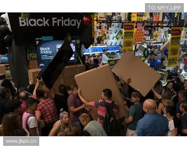 乔丹·汤普森训练完直接去超市抢购蛋白粉，结账时掏出一叠现金像在拍黑帮片