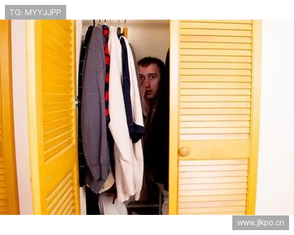 任子威晒家照那一瞬，感觉他把更衣室当展示厅了，我的衣柜要哭