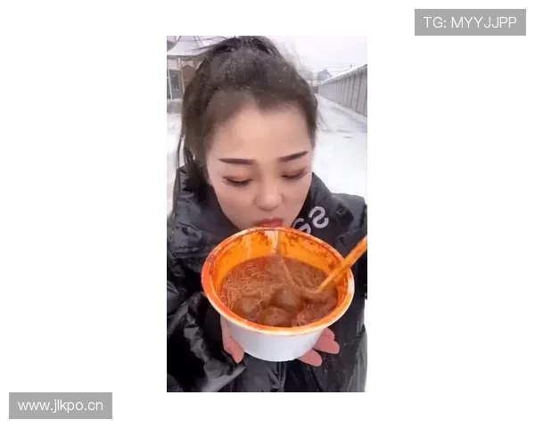 翁泓阳训练室外吃泡面，旁边堆满高档装备，这画风有点飘了吧？